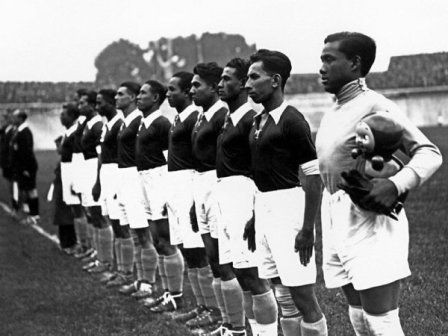 Indonesia là đội giữ kỷ lục đá ít trận nhất trong một kỳ World Cup. Được đặc cách tham gia World Cup 1938 với tên gọi Đông Ấn Hà Lan, họ đã về nước ngay sau trận thua 0-6 trước Hungaria. Ngày nay, nếu không xảy ra sự cố gì đặc biệt, các đội sẽ phải đá ít nhất ba trận trước khi về nước.