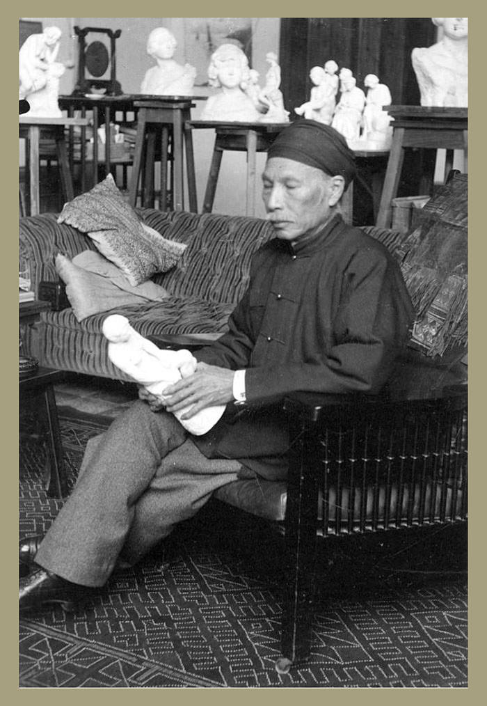 Cựu hoàng Hàm Nghi bên những bức tượng điêu khắc của mình, 1926. Ảnh tư liệu.