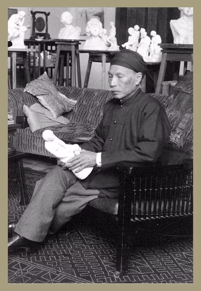 Cựu hoàng Hàm Nghi bên những bức tượng điêu khắc của mình, 1926. Ảnh tư liệu.