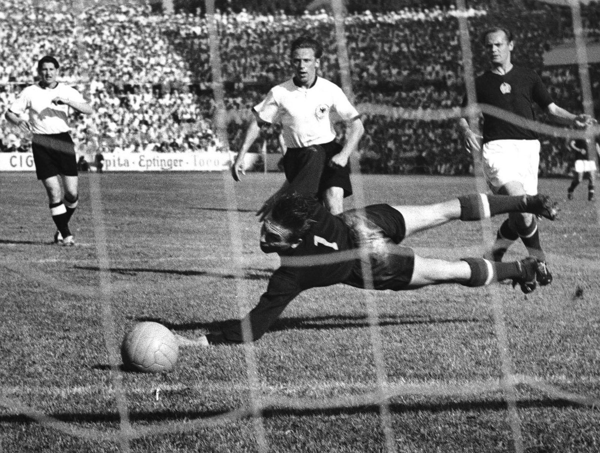 Đội tuyển Hungary đã ghi số bàn thắng kỷ lục là 27 bàn trong kỳ World Cup năm 1954. Tiếc rằng đội tuyển này đã thua Tây Đức với tỉ số 2 - 3 ở trận chung kết. Ảnh: The Score.