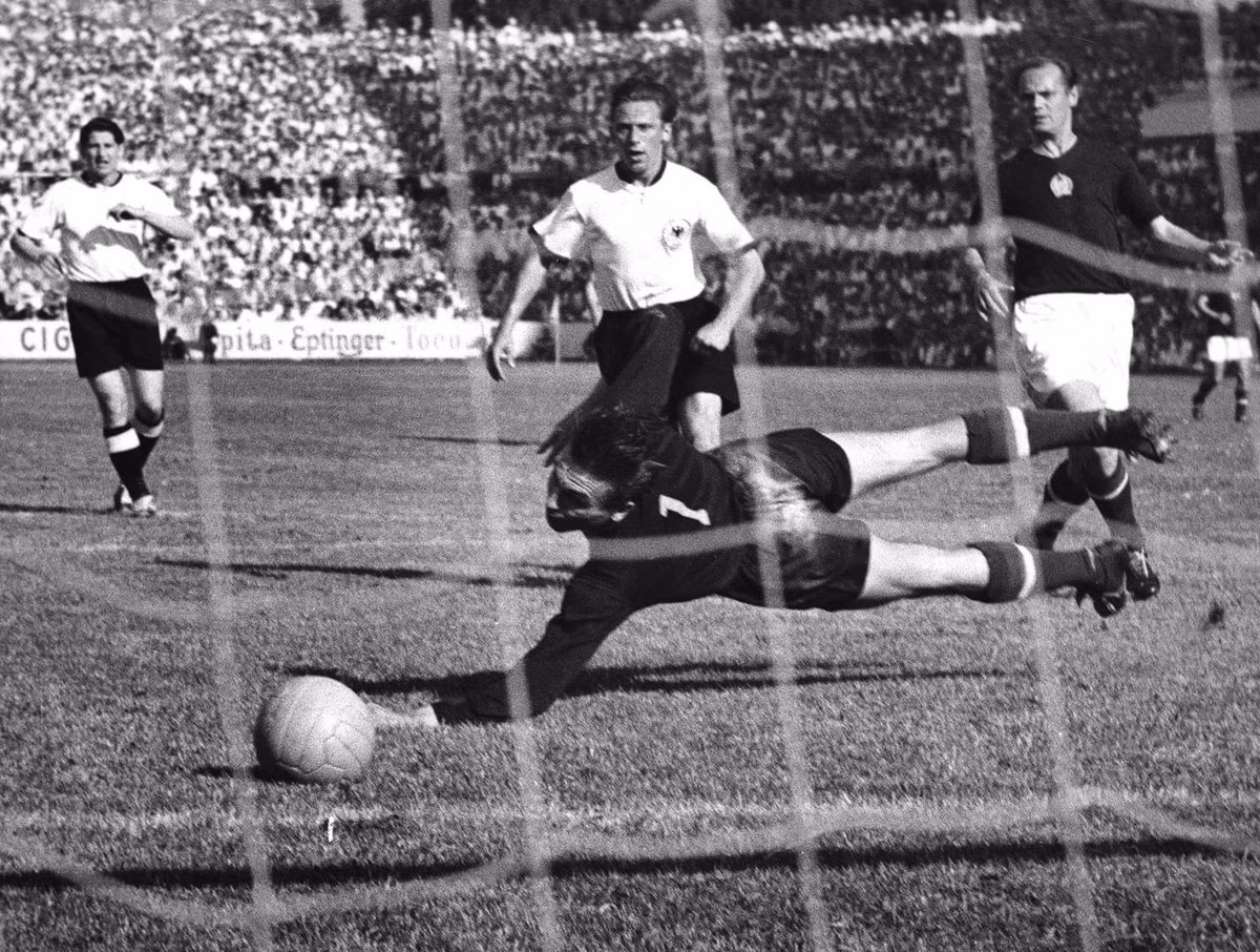 Đội tuyển Hungary đã ghi số bàn thắng kỷ lục là 27 bàn trong kỳ World Cup năm 1954. Tiếc rằng đội tuyển này đã thua Tây Đức với tỉ số 2 - 3 ở trận chung kết. Ảnh: The Score.
