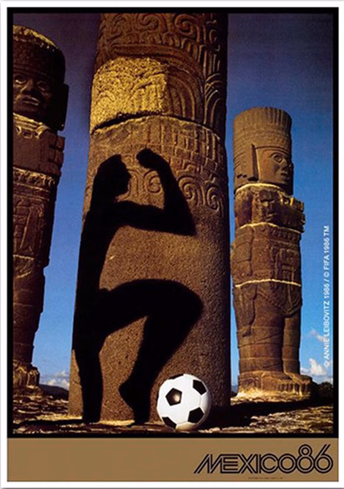 Poster World Cup Mexico 1986 gây ấn tượng với hình ảnh hàng tượng các chiến binh ở Tula, di tích lịch sử nổi tiếng của đế chế Toltec - một nền văn minh bản địa Mexico. Ảnh: FIFA.
