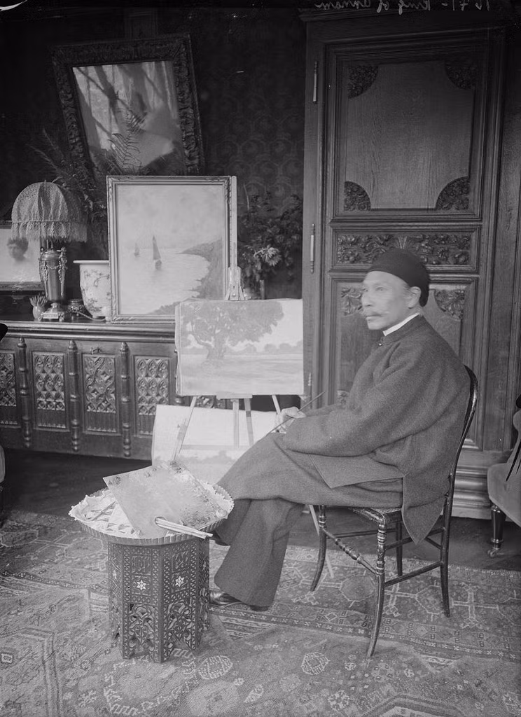 Cựu hoàng Hàm Nghi bên những bức tranh của mình tại tư gia, năm 1926. Ảnh tư liệu.