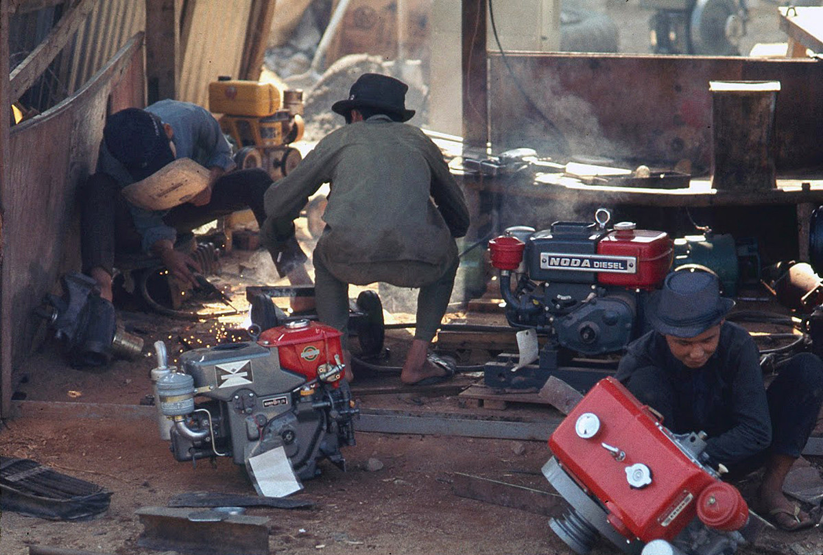 Trong xưởng sửa chữa đầu máy kéo ở Diêu Trì. Ảnh: James Speed Hensinger.
