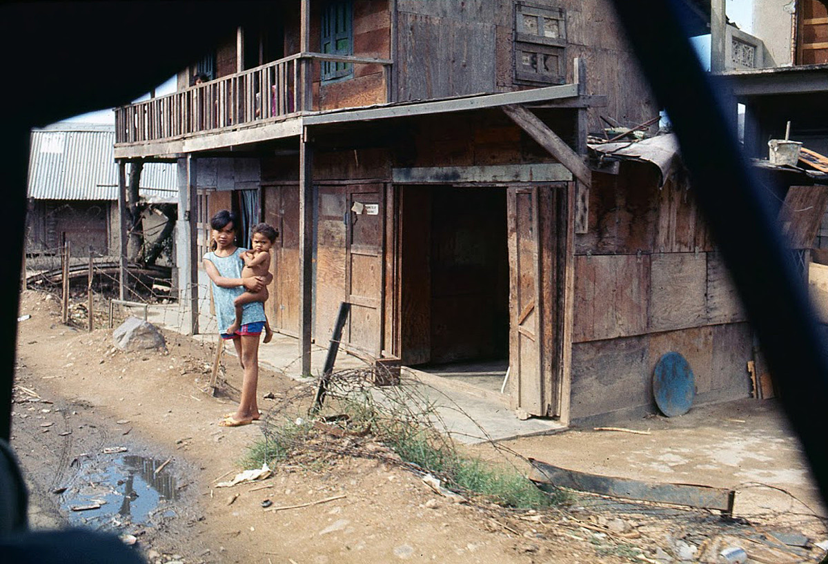 Hai chị em bên ngoài một khu nhà lụp xụp. Ảnh: James Speed Hensinger.