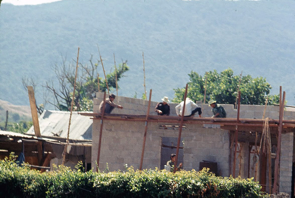 Một ngôi nhà được xây dựng ven quốc lộ. Ảnh: James Speed Hensinger.