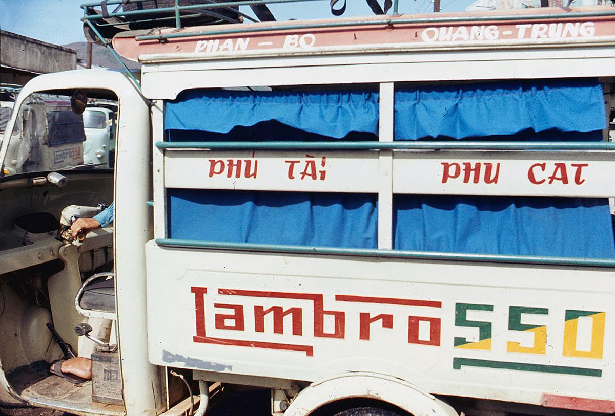 Xe chở khách tuyến Phú Tài - Phù Cát. Ảnh: James Speed Hensinger.