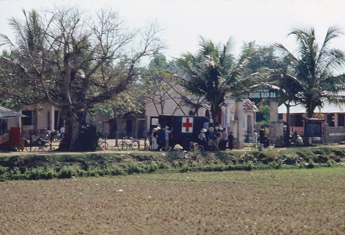 Người dân nhận thuốc tại một xe y tế ở Đập Đá, An Nhơn, Bình Định. Ảnh: James Speed Hensinger.