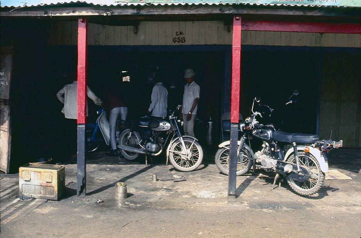 Bên ngoài một tiệm sửa xe ở Diêu Trì. Ảnh: James Speed Hensinger.
