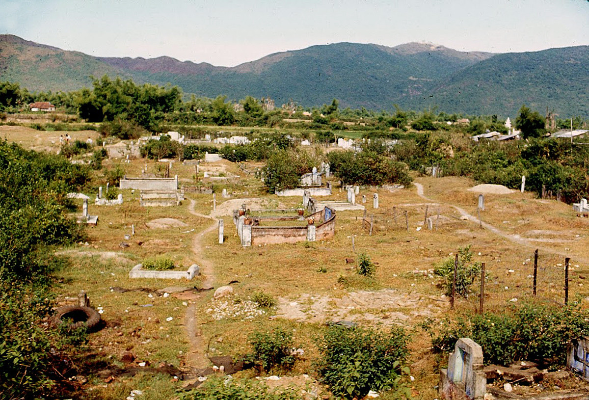 Nghĩa trang ven Quốc lộ 1. Ảnh: James Speed Hensinger.