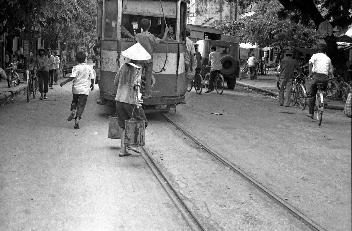 Phía sau một toa tàu điện, 1989. Ảnh tư liệu.