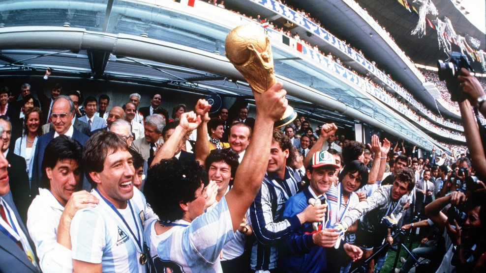 Năm 1986, Mexico một lần nữa đăng cai World Cup. Đội chủ nhà tiếp tục lặp lại thành tích ở kỳ World Cup 1970 khi bị Tây Đức loại sau loạt đá phạt luân lưu. Argentina của "cậu bé vàng" Maradona giành ngôi vô địch sau khi đánh bại Tây Đức ở trận chung kết.