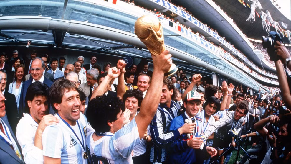 Năm 1986, Mexico một lần nữa đăng cai World Cup. Đội chủ nhà tiếp tục lặp lại thành tích ở kỳ World Cup 1970 khi bị Tây Đức loại sau loạt đá phạt luân lưu. Argentina của "cậu bé vàng" Maradona giành ngôi vô địch sau khi đánh bại Tây Đức ở trận chung kết.