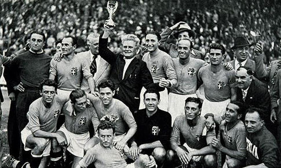 Năm 1950, "siêu cường" bóng đá Brazil lần đầu tiên làm chủ nhà World Cup. Trái với kỳ vọng của người hâm mộ, đội chủ nhà đã bỏ lỡ chiếc cúp vô địch khi để thua 1-2 trước Uruguay ở trận chung kết. Ảnh: The Guardian.