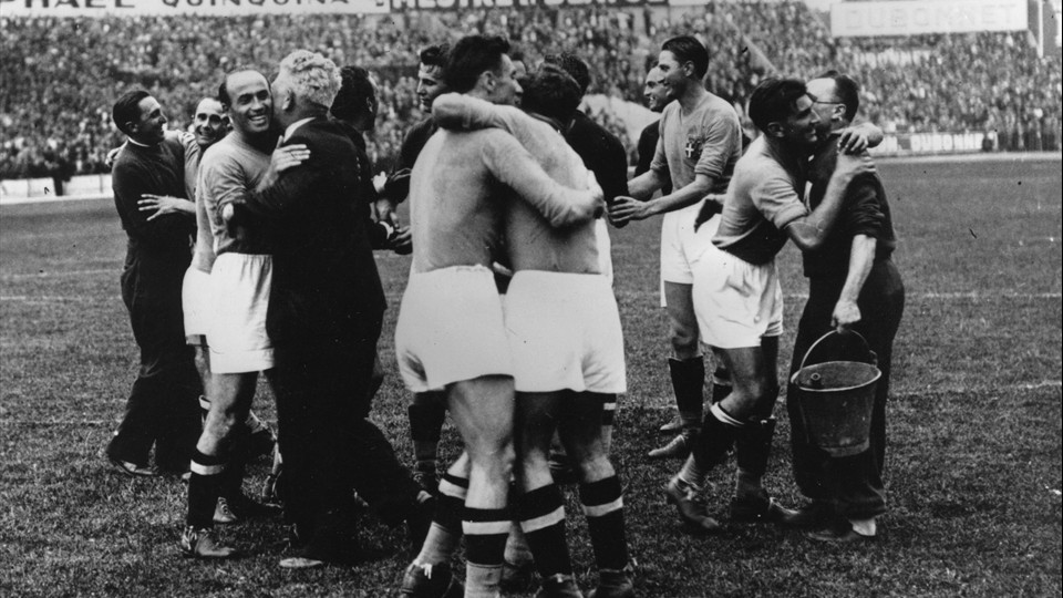 Nước Pháp lần đầu tiên đăng cai World Cup vào năm 1938. Tại giải đấu, đội chủ nhà dừng bước ở tứ kết sau trận thua 1-3 trước Italia - đội bóng sau đó sẽ trở thành nhà vô địch. Ảnh: FIFA.