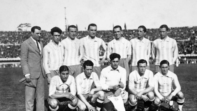 Khi dẫn dắt đội tuyển Argentina tham dự World Cup 1930, huấn luyện viên Juan Jose Tramutola mới có 27 tuổi. Đây là độ tuổi quá trẻ cho một huấn luyện viên trong bóng đá hiện đại, nên kỷ lục này hầu như không có khả năng bị phá vỡ tại các kỳ World Cup tương lai.