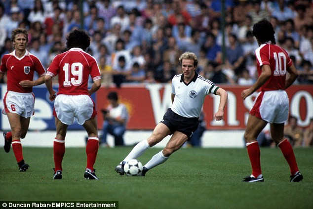 Tại World Cup 1982, do các trận đấu cùng bảng diễn ra lệch giờ, ở lượt đấu cuối vòng bảng, Đức và Áo đã bắt tay nhau để dàn xếp tỉ số một cách trắng trợn và cùng được vào tứ kết. Sau trận đấu tai tiếng, FIFA đưa ra quy định các trận ở lượt cuối vòng bảng phải đá cùng giờ. Ảnh: Daily Mail.