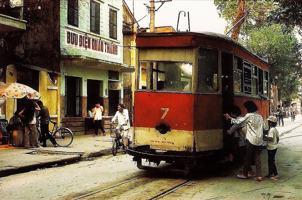 Tàu điện dừng trước bưu điện Quán Thánh, thập niên 1980. Ảnh tư liệu.