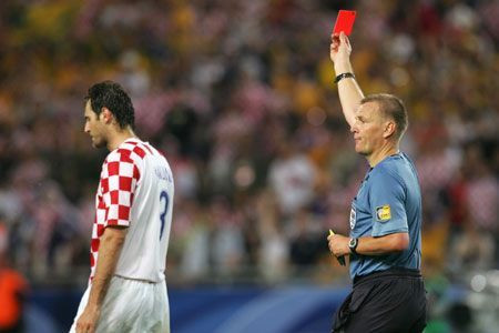 Tại World Cup 2006, trọng tài Graham Poll đã... quên đuổi cầu thủ Croatia Josip Simunic ra sân sau khi đã rút hai thẻ vàng cảnh cáo. Vài phút sau khi nhận ra sai sót, trọng này này rút thẻ vàng thứ ba kèm theo một thẻ đỏ. Vì điều này, Josip Simunic trở thành cầu thủ duy nhất trong lịch sử World Cup nhận đến ba thẻ vàng trong một trận đấu.