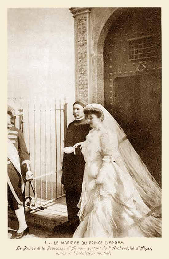 Cựu hoàng An Nam và hôn thê rời Tòa tổng Giám mục sau hôn lễ. Ảnh tư liệu.