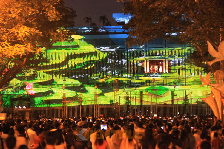 ...để chuyển tải một kịch bản du ngoạn đặc sắc, ấn tượng với hình ảnh đồng lúa, hoa sen, rặng tre...