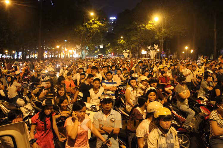 Hàng trăm nghìn người đứng kín đại lộ Lê Duẩn và các tuyến đường xung quanh khu vực trước Hội trường Thống Nhất (Dinh Độc Lập,TP HCM).