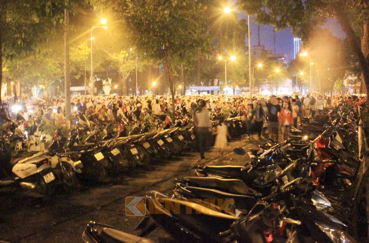 Dòng người, xe đổ về trung tâm thành phố để xem màn biểu diễn ánh sáng trong đêm 14/12