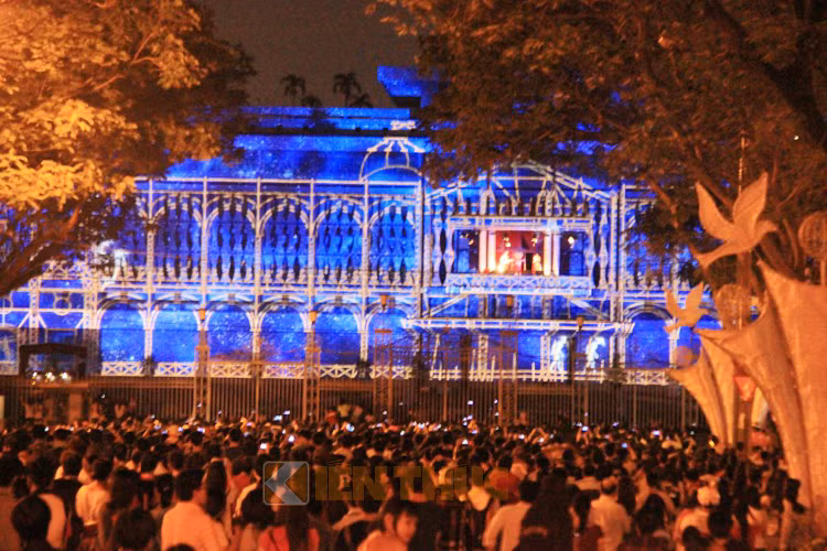 ...để xem màn biểu diễn ánh sáng trước mặt tiền Hội trường Thống Nhất