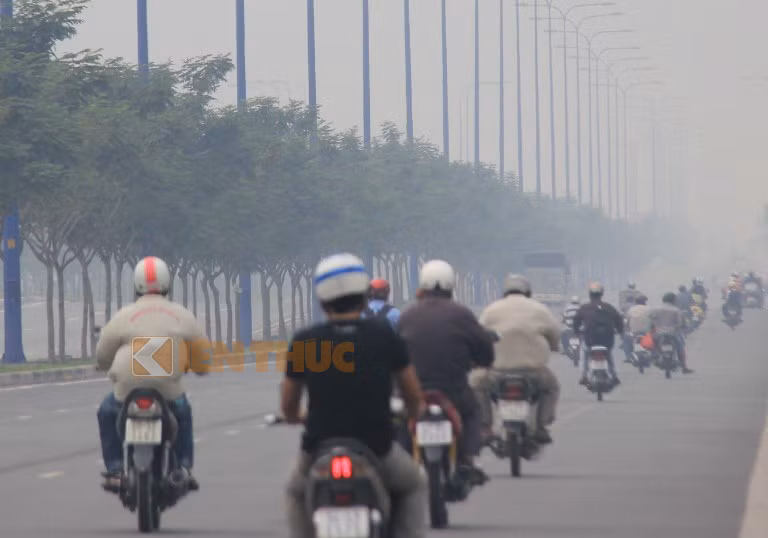 Trên đại lộ Mai Chí Thọ, quận 2 màn sương mù cũng dày đặc.