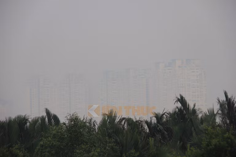 Nhiều cao ốc hiện đại mờ ảo bên dòng sông Sài Gòn.