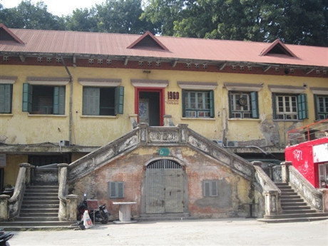 Trưa 25/12, cuộc họp giữa các hộ kinh doanh tại đây diễn ra với vấn đề chính là làm việc với Cty Thành Đạt về hợp đồng thuê mặt bằng và yêu cầu được cấp lại điện, nước để ở lại trông đồ đạc trong khi tìm nơi chuyển đi.