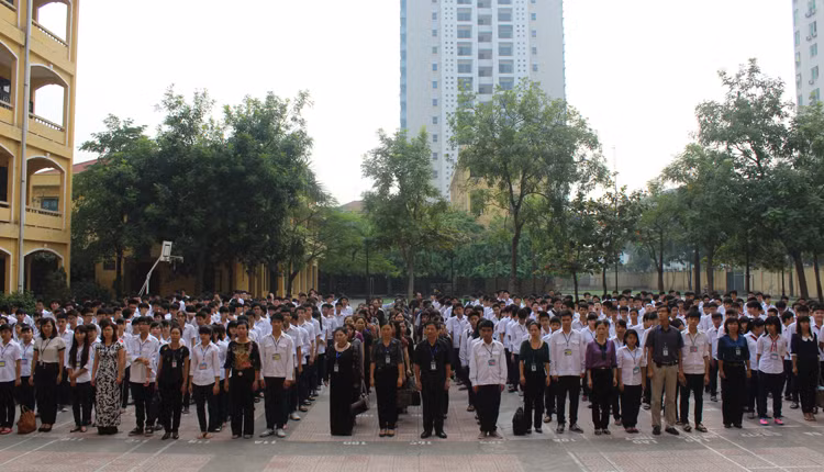 Thầy trò trường THCS-THPT Trần Quốc Tuấn mặc niệm Đại tướng Võ Nguyên Giáp tại sân trường ở Mỹ Đình (HN). Ảnh do độc giả Thành Nam chia sẻ.