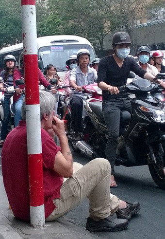 Người hành khất Tây phùng má thổi kèn.