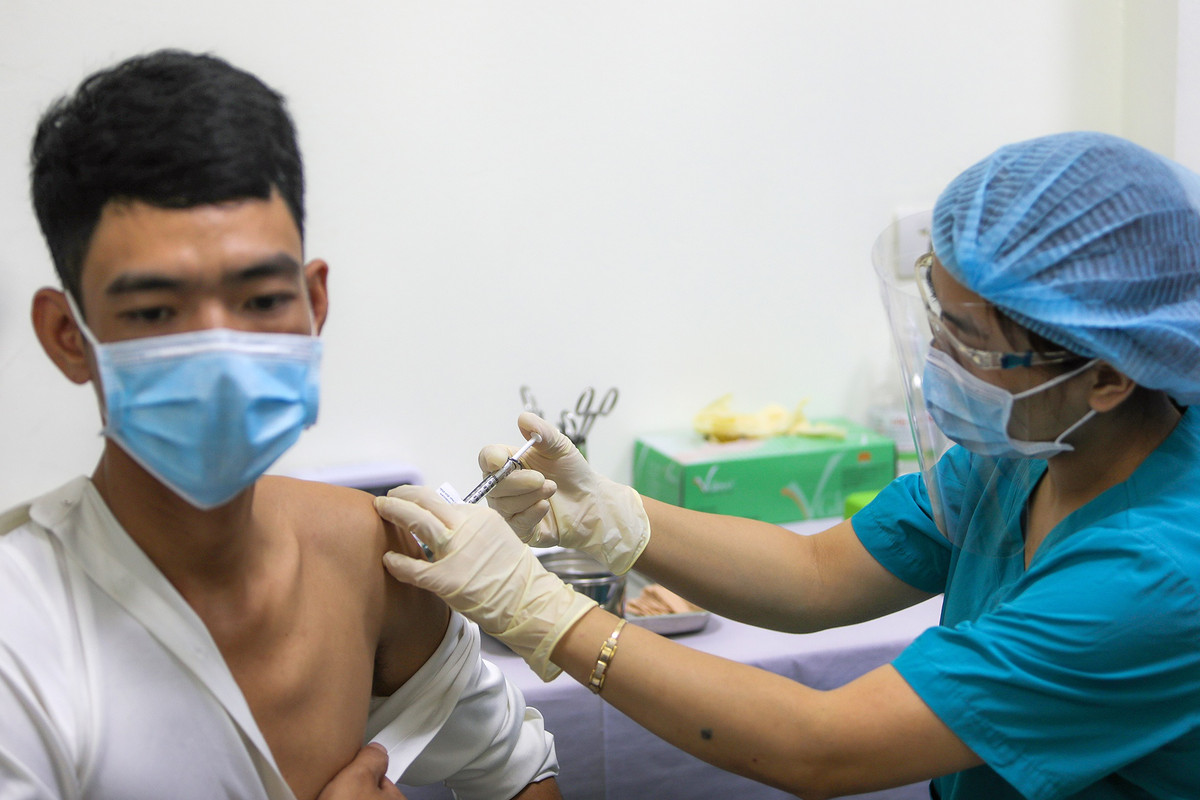 Trước khi tiêm vaccine, các tình nguyện viên được khám sàng lọc và làm xét nghiệm. Theo đề cương nghiên cứu lâm sàng vaccine Covid-19 ARCT-154 đã được Bộ Y tế phê duyệt, giai đoạn một sẽ được thực hiện trên 100 người tình nguyện khỏe mạnh phân nhóm ngẫu nhiên theo tỷ lệ 3:1 (75% ARCT-154 và 25% giả dược) với mục tiêu chính là đánh giá tính an toàn và tính sinh miễn dịch.