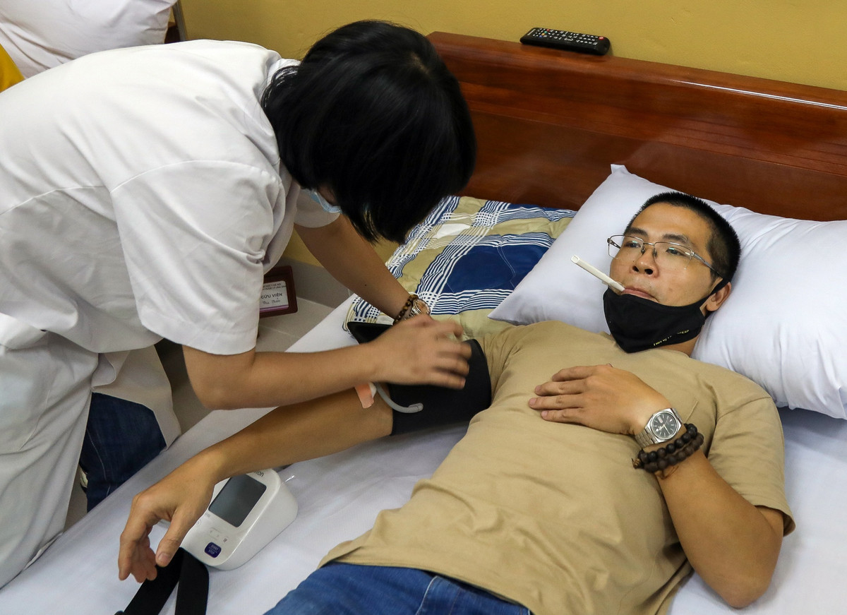 Là người tiêm đầu tiên mũi vaccine này, anh T. bày tỏ niềm vui mừng được góp sức vào nghiên cứu khoa học để Việt Nam sớm có thêm vaccine trong nước phục vụ nhu cầu tiêm chủng của nhân dân. Nếu được Hội đồng Đạo đức, Bộ Y tế đánh giá tính an toàn, khả năng dung nạp tốt, đơn vị nghiên cứu sẽ xin phép cơ quan quản lý tiến hành sớm thử nghiệm lâm sàng giai đoạn 2 vaccine ARCT-154.