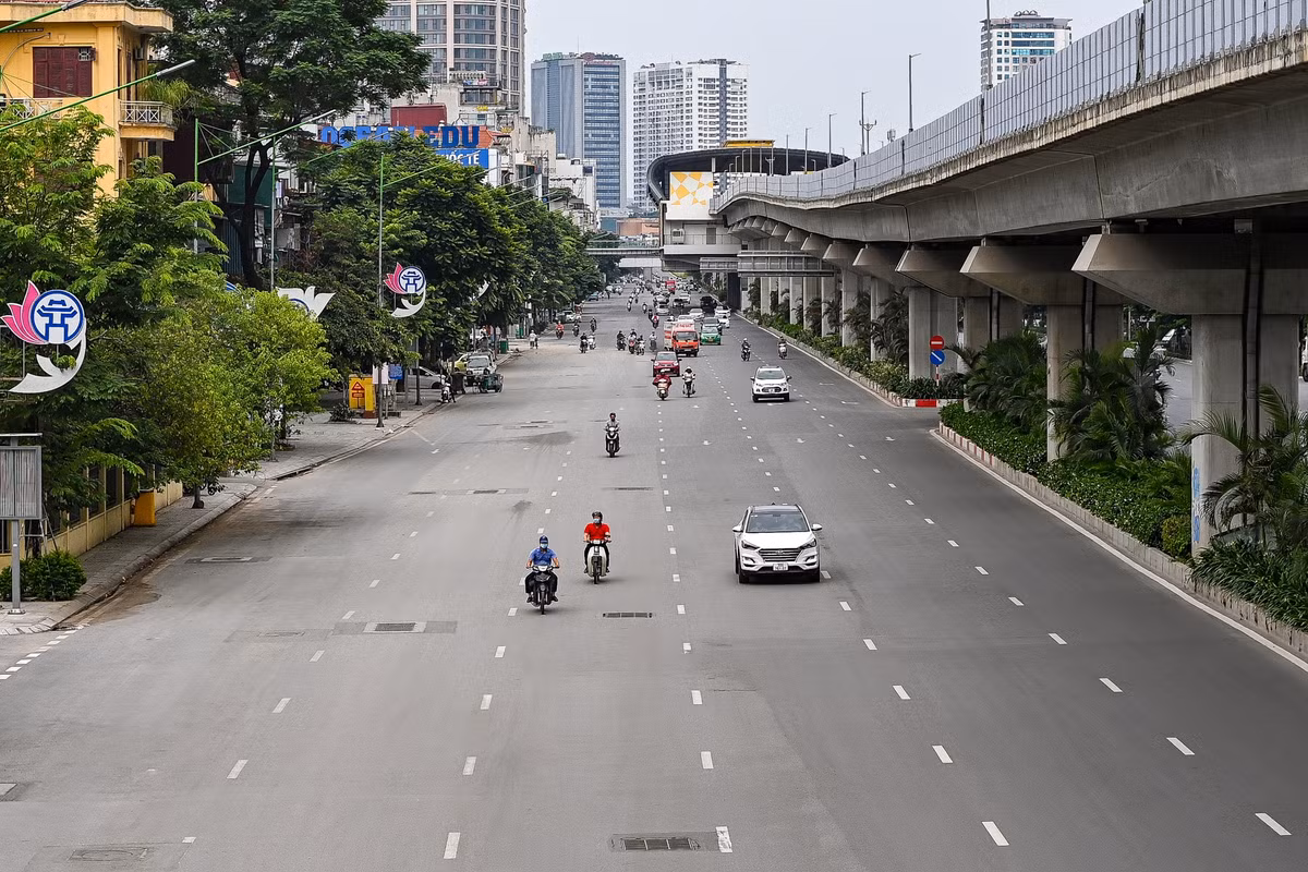Ha Noi ngay thuong va trong thoi gian siet chat gian cach-Hinh-4