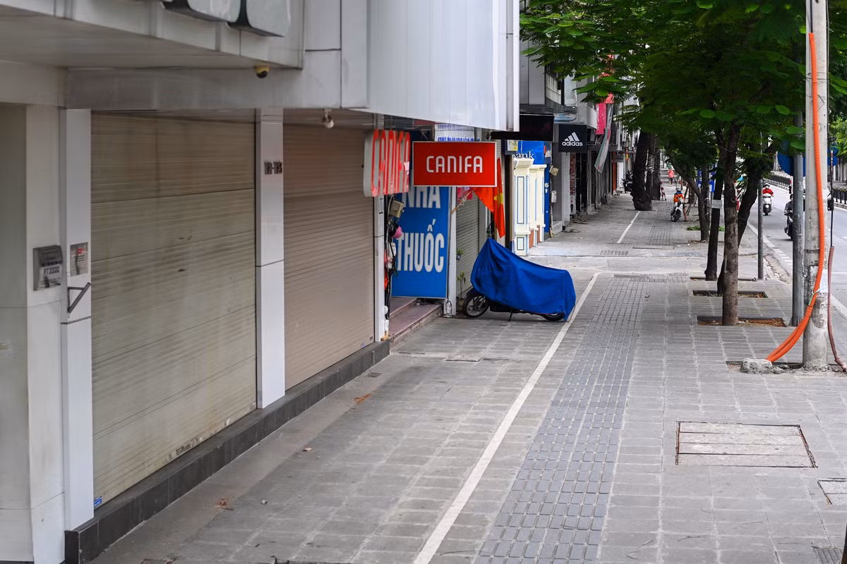 Phố Chùa Bộc vốn được mệnh danh là "thiên đường thời trang bình dân" với hàng trăm shop quần áo lớn nhỏ nay đóng cửa "im lìm". Cả trục đường chỉ duy nhất một nhà thuốc còn mở cửa.