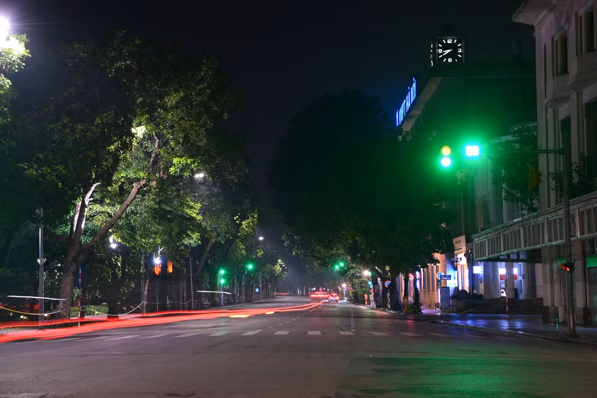 Phố đi bộ quanh hồ Hoàn Kiếm đã dừng hoạt động kể từ ngày 27/4 sau khi thường trực Thành ủy Hà Nội ra quyết định dừng tổ chức các lễ hội và tuyến phố đi bộ, tiếp tục hạn chế các sự kiện, hoạt động tập trung đông người không cần thiết.