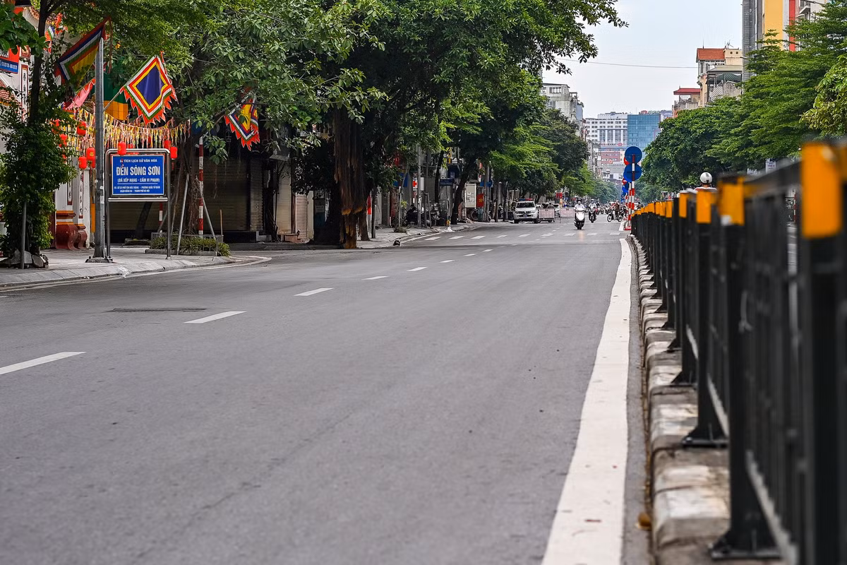 Dọc đường Tôn Đức Thắng (quận Đống Đa).