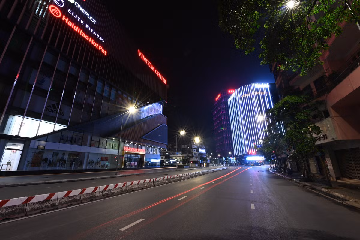 Các trung tâm thương mại lớn ở Hà Nội cũng đồng loạt đóng cửa để phòng dịch. Tuy nhiên, siêu thị bên trong phục vụ mặt hàng tiêu dùng, lương thực, thực phẩm vẫn được duy trì.