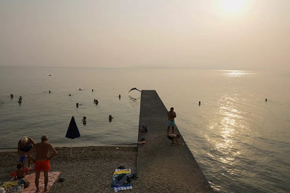 Màn khói mù mịt từ đám cháy rừng ở Hy Lạp. H