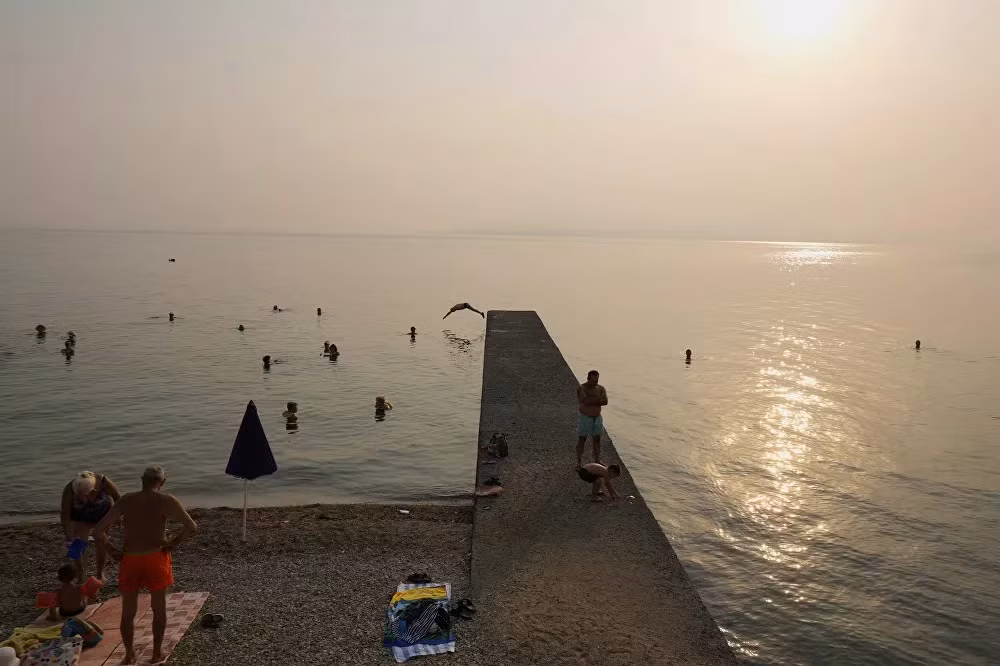 Màn khói mù mịt từ đám cháy rừng ở Hy Lạp. H