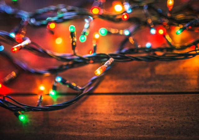 Những dây đèn trang trí còn được tích hợp bộ điều khiển để nhấp nháy theo nhịp. Điều này cũng gây ảnh hưởng đến kết nối Wi-Fi. Theo các chuyên gia, loại đèn này có thể làm giảm đến 25% hiệu suất của đường truyền Wi-Fi. Ảnh: Getty.