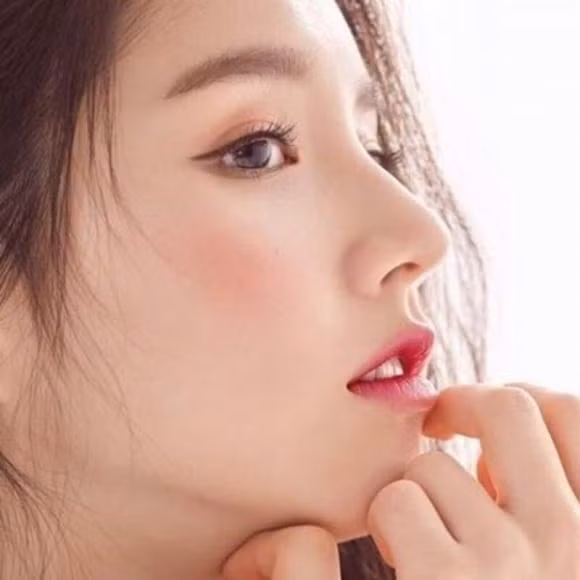 Tuy nhiên, những đặc điểm của một người phụ nữ thành công cũng cho thấy họ thường rất mạnh mẽ và đòi hỏi cao đối với nhân viên dưới quyền. Do đó, nếu bạn làm việc dưới quyền của một sếp nữ như vậy, bạn cần sẵn sàng tinh thần đối mặt với áp lực. Có thể cơ hội thăng tiến của bạn sẽ không quá lớn, nhưng bạn sẽ học hỏi được nhiều bài học quý giá từ người phụ nữ mạnh mẽ này.