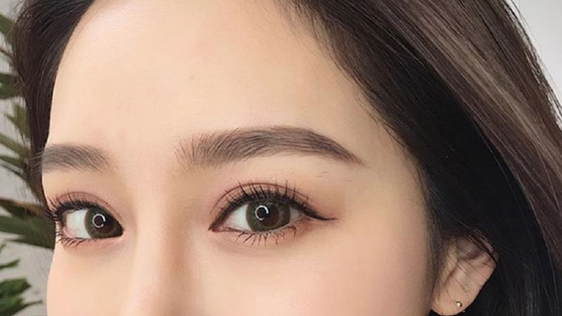  Mắt to: Phụ nữ có đôi mắt to tròn và sáng thường rất giỏi giao tiếp, họ cũng là những người có khả năng thực hiện lời hứa, điều này giúp họ chiếm được cảm tình của những người lãnh đạo, từ đó có cơ hội thăng tiến nhanh chóng và dễ dàng hơn so với người khác.