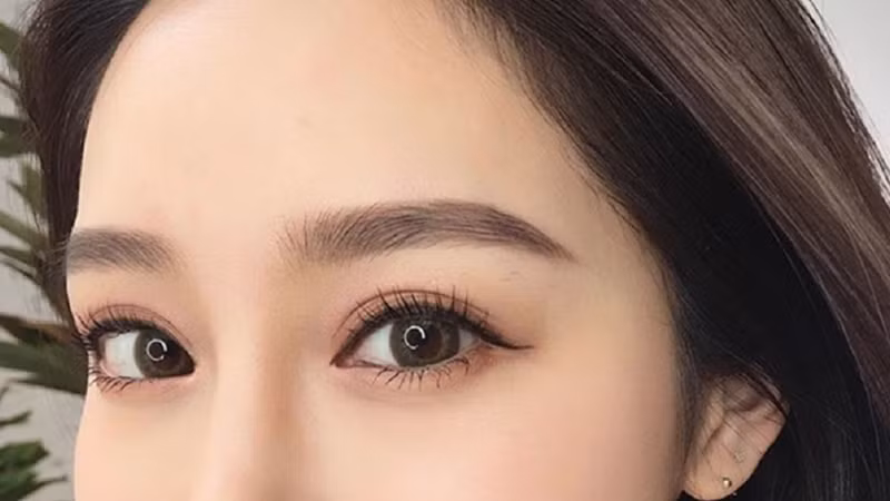  Mắt to: Phụ nữ có đôi mắt to tròn và sáng thường rất giỏi giao tiếp, họ cũng là những người có khả năng thực hiện lời hứa, điều này giúp họ chiếm được cảm tình của những người lãnh đạo, từ đó có cơ hội thăng tiến nhanh chóng và dễ dàng hơn so với người khác.