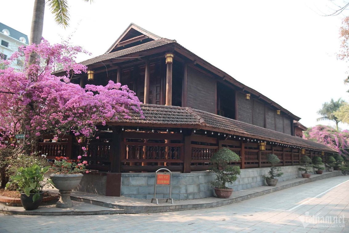 Nằm nổi bật trong một quần thể du lịch nghỉ dưỡng tại TP. Điện Biên Phủ, ngôi nhà sàn bằng gỗ lim nguyên khối đặt trong khuôn viên 2.000m2. Tổng diện tích nhà sàn rộng tới 500m2 trong khuôn viên 2.000m2 cấu thành từ 500m3 gỗ lim.