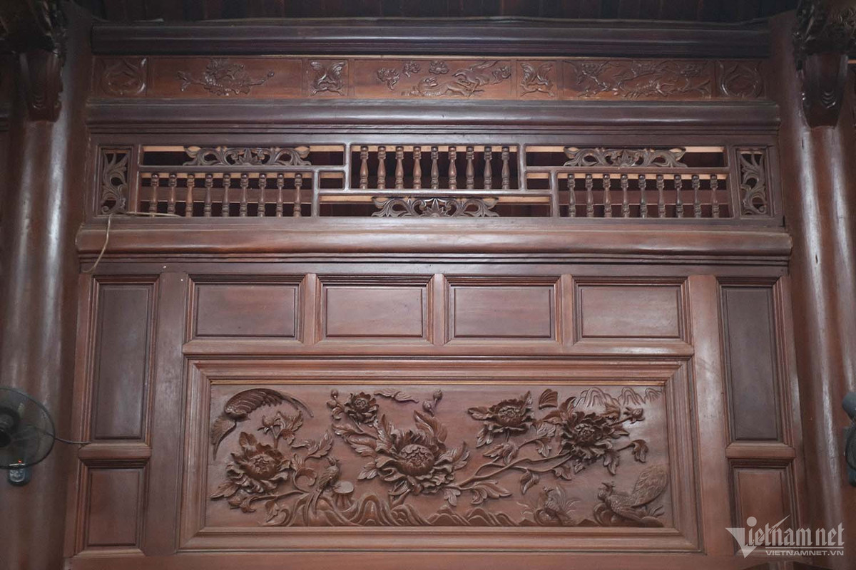 Nhà sàn lớn nhất Việt Nam vững chãi với hệ thống 64 cột. Trong đó, có 16 cột cái (đường kính từ 60 - 80cm, cao gần 12m) và 48 cột bao quanh (đường kính từ 35 - 40cm, cao 8m). Chủ đầu tư thuê người thợ lành nghề để hoàn thành ngôi nhà sàn trong 2 năm với những nét chạm trổ tinh xảo. Ảnh: Nhị Tiến