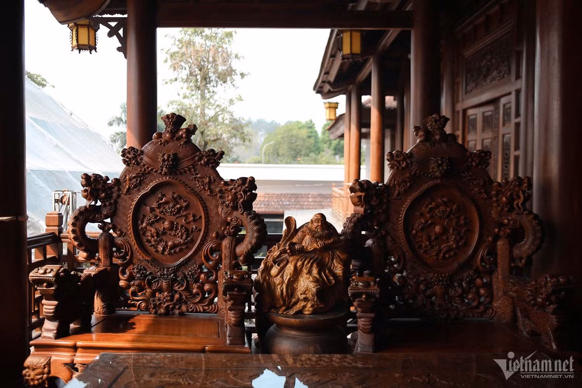 Để tạo ra nét đồng nhất, đa số vật dụng trong nhà được làm từ gỗ. Ảnh: Nhị Tiến