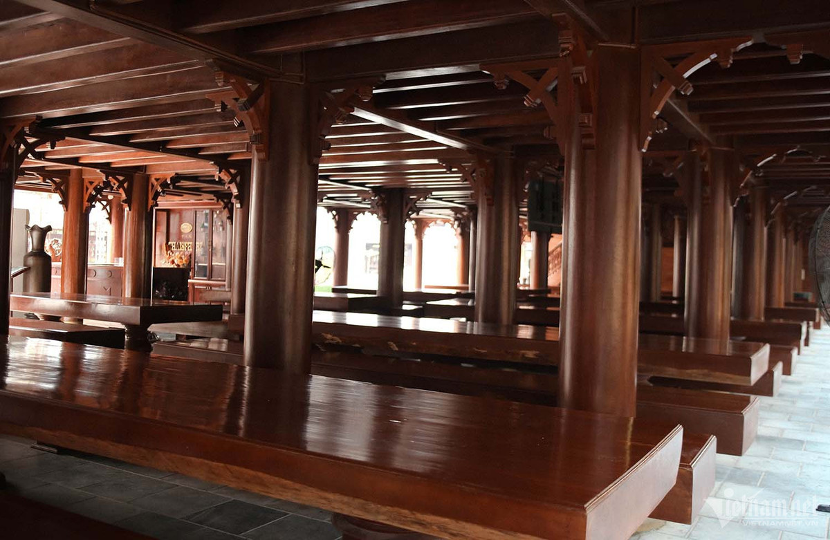 Ngôi nhà trên được hoàn thành vào năm 2014, sau hơn 2 năm thi công từ 500 khối gỗ lim cùng hàng chục nghìn ngày công của các nghệ nhân. Nhà sàn lớn nhất Việt Nam nằm cách trung tâm TP. Điện Biên Phủ khoảng 4km. Ảnh: Nhị Tiến